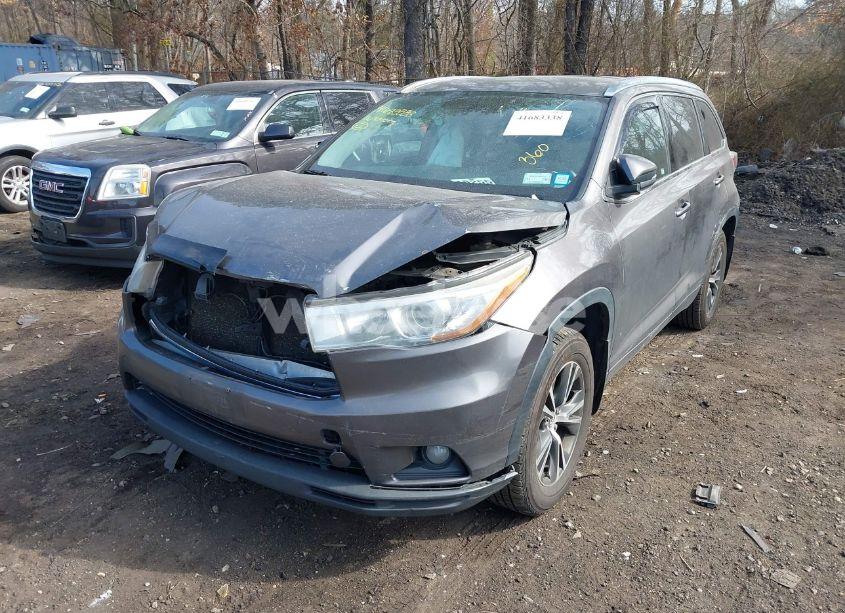 Photo 6 of 2016 Toyota Highlander XLE V6 (VIN 5TDJKRFHXGS322636)
