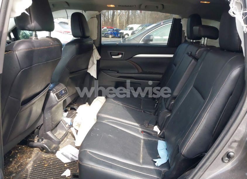 Photo 8 of 2016 Toyota Highlander XLE V6 (VIN 5TDJKRFHXGS322636)