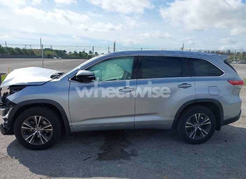 Photo 14 of 2016 Toyota Highlander XLE V6 (VIN 5TDJKRFHXGS330915)