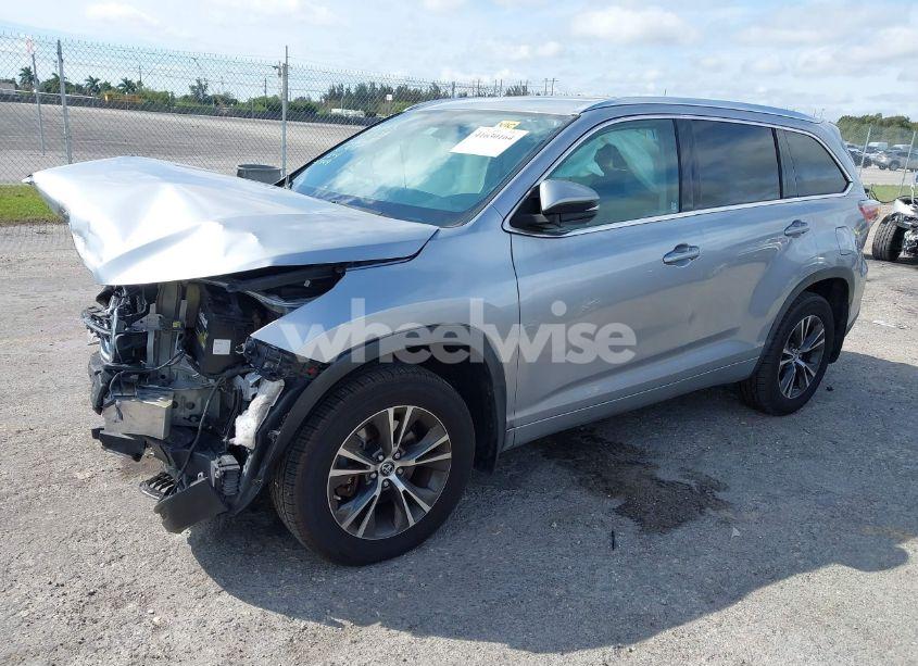 Photo 2 of 2016 Toyota Highlander XLE V6 (VIN 5TDJKRFHXGS330915)