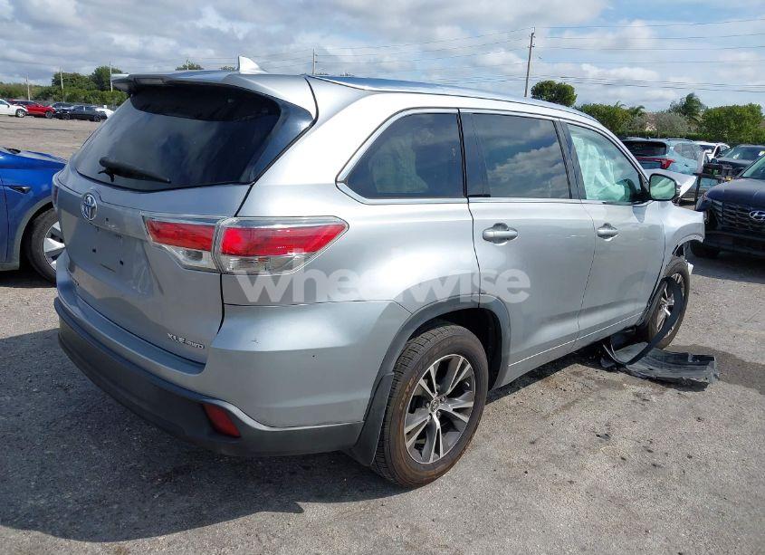 Photo 4 of 2016 Toyota Highlander XLE V6 (VIN 5TDJKRFHXGS330915)