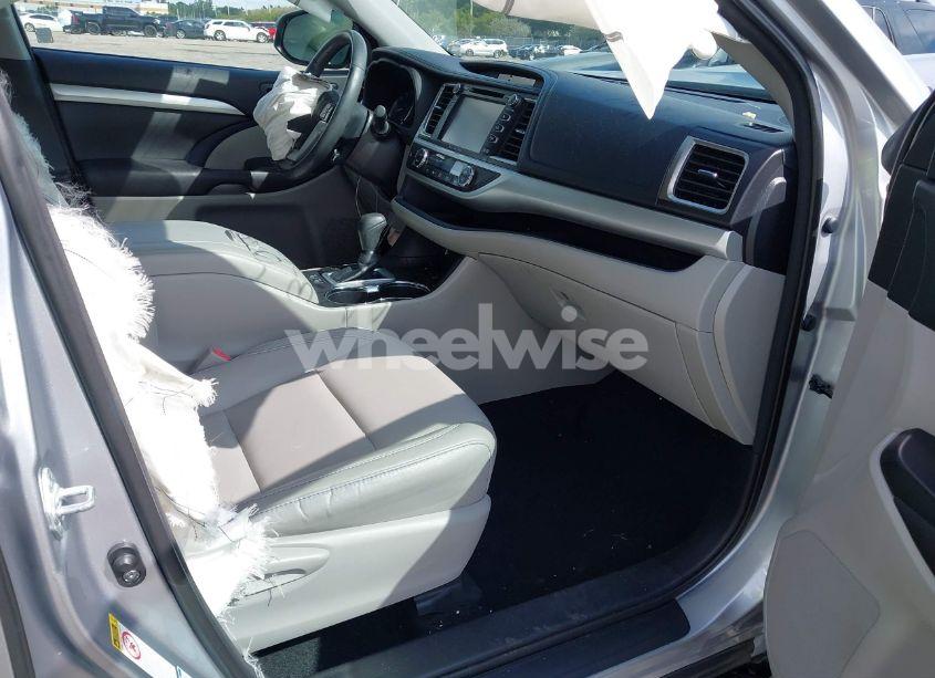 Photo 5 of 2016 Toyota Highlander XLE V6 (VIN 5TDJKRFHXGS330915)