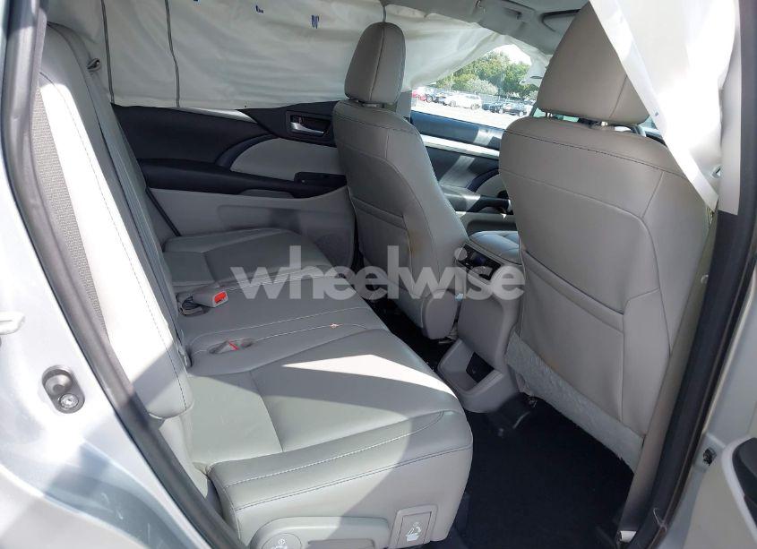 Photo 8 of 2016 Toyota Highlander XLE V6 (VIN 5TDJKRFHXGS330915)