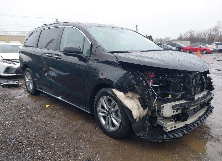 2022 Toyota Sienna XLE (VIN 5TDJRKEC0NS089436) main photo