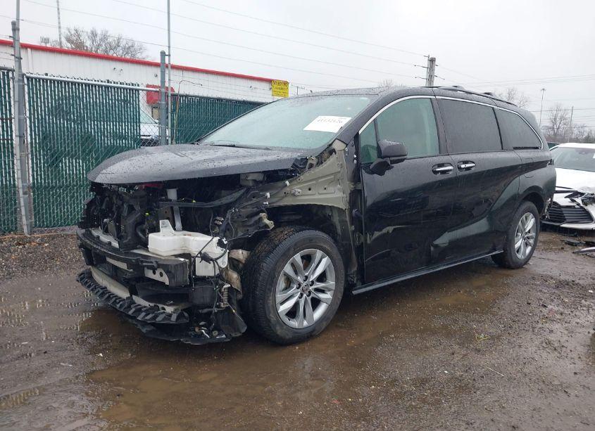 Photo 2 of 2022 Toyota Sienna XLE (VIN 5TDJRKEC0NS089436)