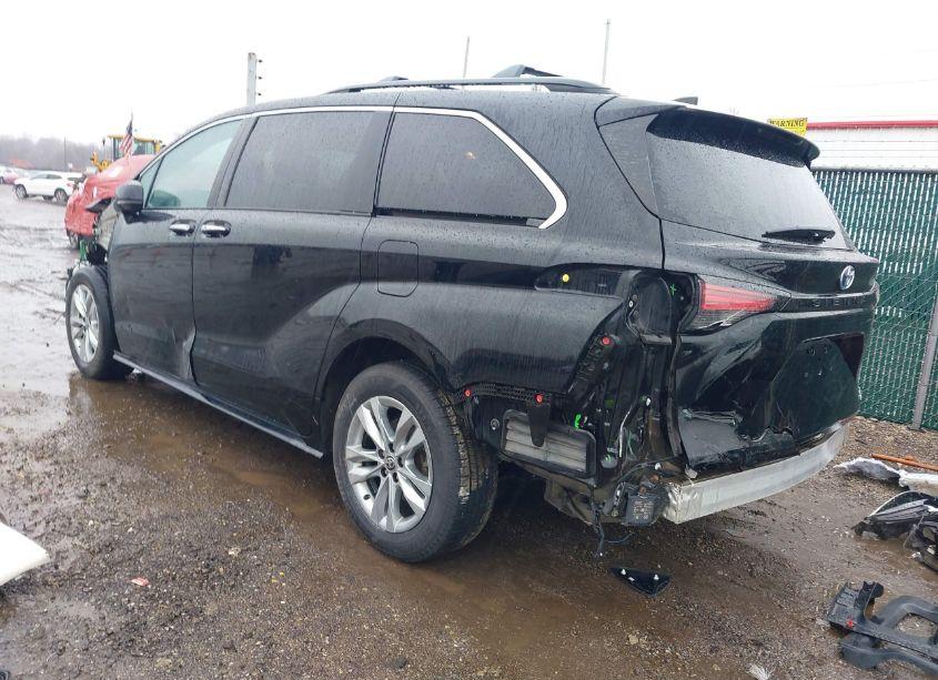 Photo 3 of 2022 Toyota Sienna XLE (VIN 5TDJRKEC0NS089436)