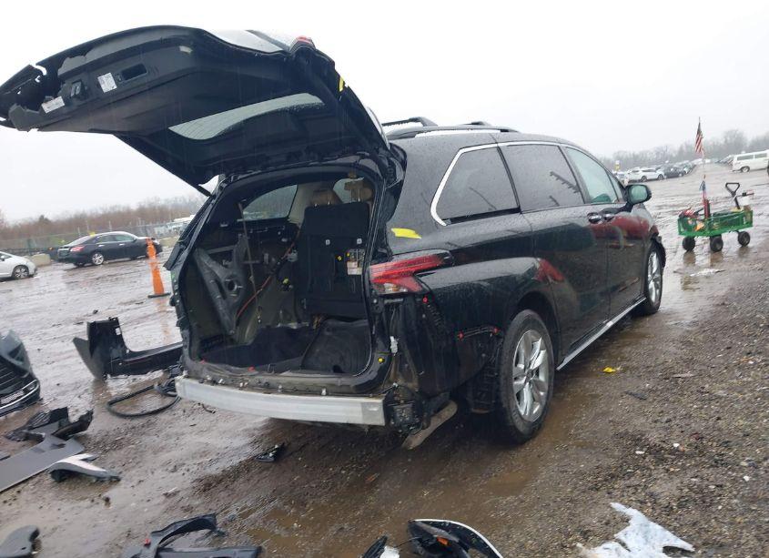 Photo 4 of 2022 Toyota Sienna XLE (VIN 5TDJRKEC0NS089436)