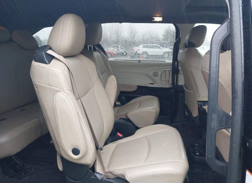 Photo 8 of 2022 Toyota Sienna XLE (VIN 5TDJRKEC0NS089436)