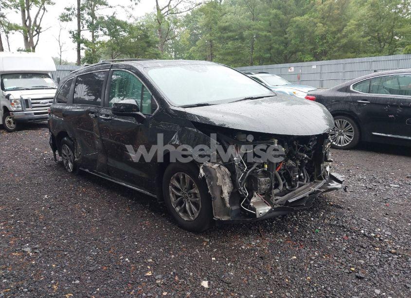 2022 Toyota Sienna XLE (VIN 5TDJRKEC0NS089565) main photo