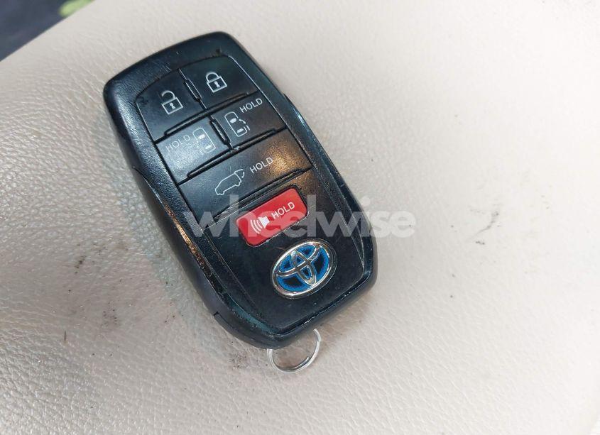Photo 11 of 2022 Toyota Sienna XLE (VIN 5TDJRKEC0NS089565)