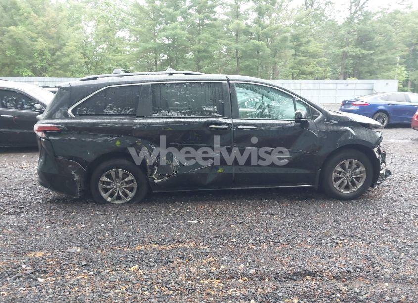 Photo 13 of 2022 Toyota Sienna XLE (VIN 5TDJRKEC0NS089565)