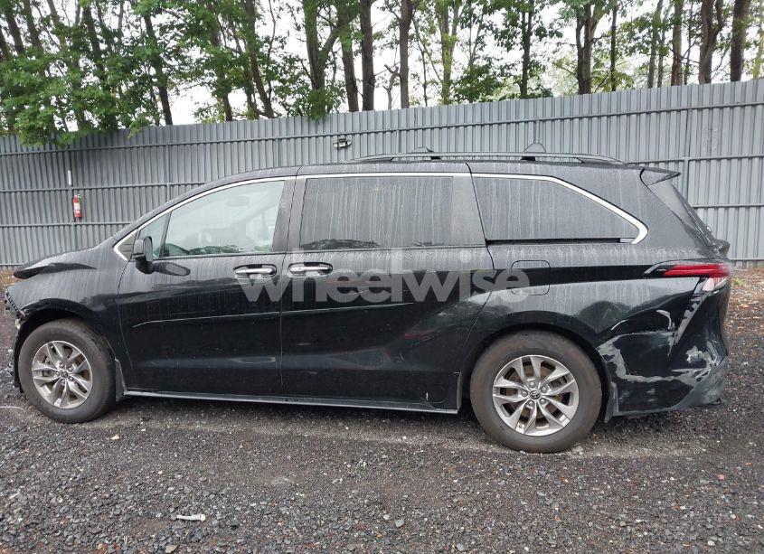 Photo 14 of 2022 Toyota Sienna XLE (VIN 5TDJRKEC0NS089565)