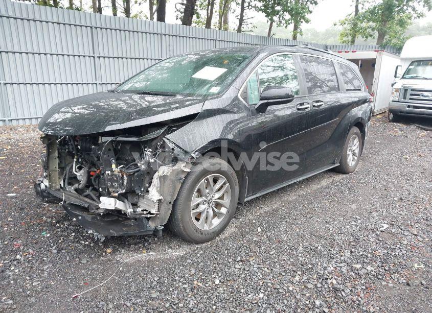 Photo 2 of 2022 Toyota Sienna XLE (VIN 5TDJRKEC0NS089565)