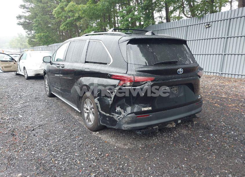 Photo 3 of 2022 Toyota Sienna XLE (VIN 5TDJRKEC0NS089565)
