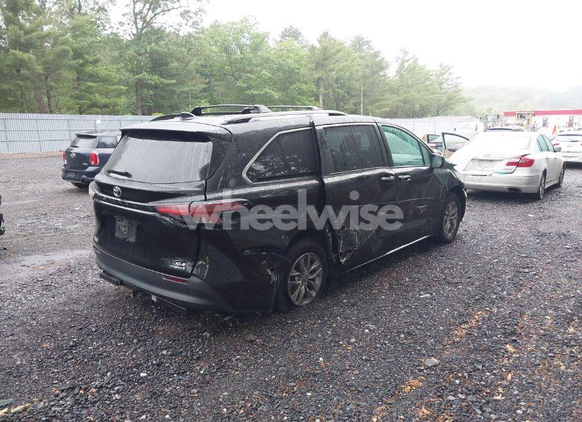 Photo 4 of 2022 Toyota Sienna XLE (VIN 5TDJRKEC0NS089565)