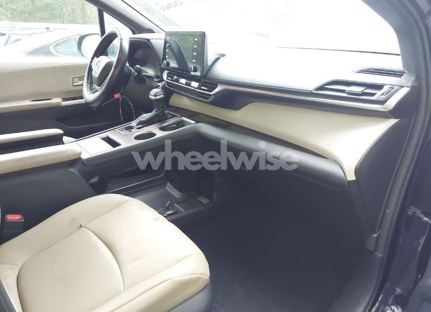 Photo 5 of 2022 Toyota Sienna XLE (VIN 5TDJRKEC0NS089565)
