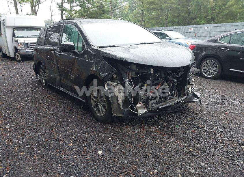 Photo 6 of 2022 Toyota Sienna XLE (VIN 5TDJRKEC0NS089565)