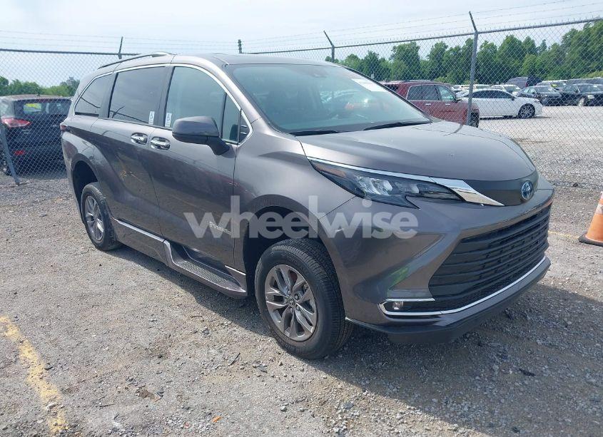 2024 Toyota Sienna XLE (VIN 5TDJRKEC0RS180714) main photo