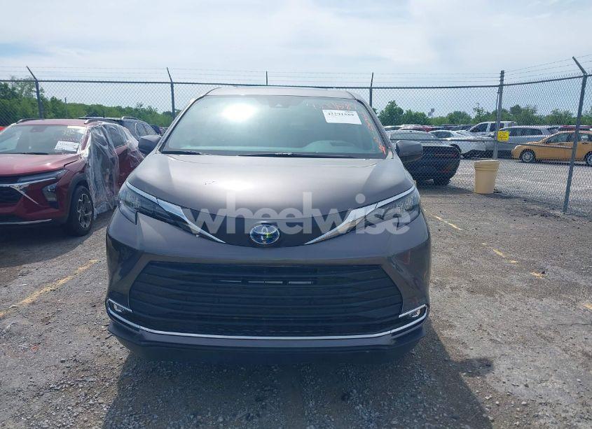 Photo 12 of 2024 Toyota Sienna XLE (VIN 5TDJRKEC0RS180714)