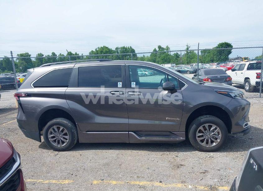 Photo 13 of 2024 Toyota Sienna XLE (VIN 5TDJRKEC0RS180714)