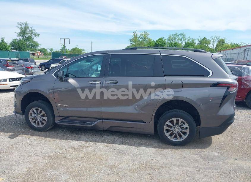 Photo 14 of 2024 Toyota Sienna XLE (VIN 5TDJRKEC0RS180714)
