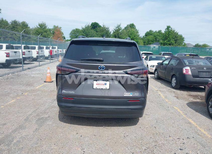 Photo 16 of 2024 Toyota Sienna XLE (VIN 5TDJRKEC0RS180714)