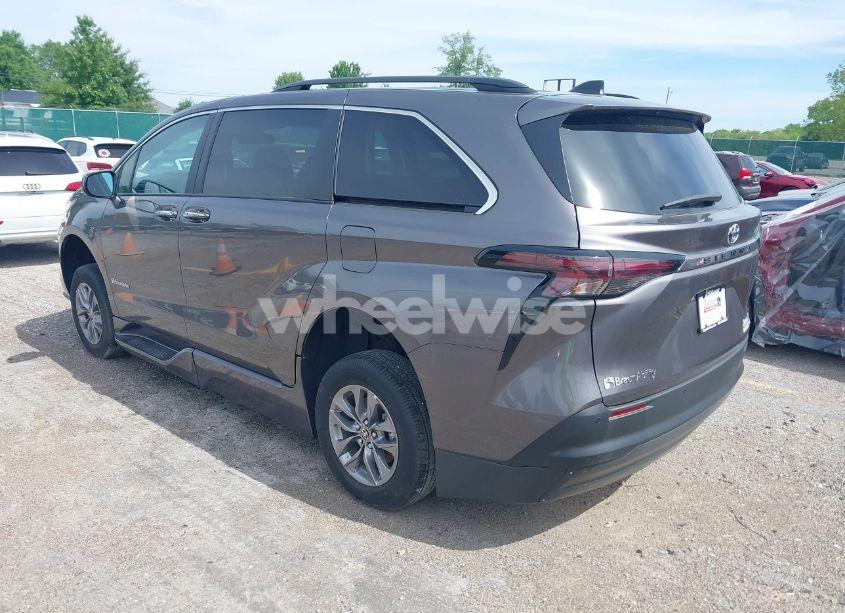 Photo 3 of 2024 Toyota Sienna XLE (VIN 5TDJRKEC0RS180714)