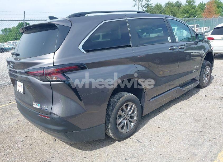 Photo 4 of 2024 Toyota Sienna XLE (VIN 5TDJRKEC0RS180714)