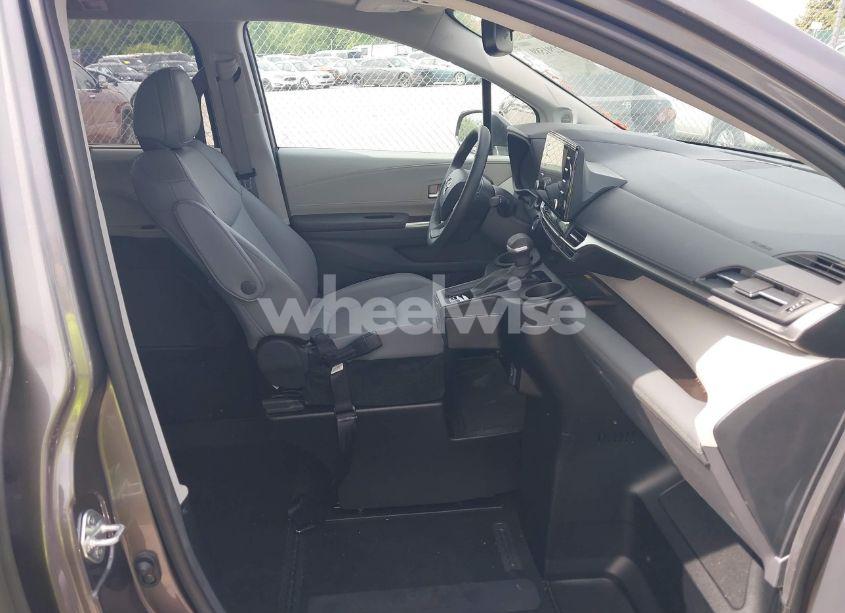 Photo 5 of 2024 Toyota Sienna XLE (VIN 5TDJRKEC0RS180714)