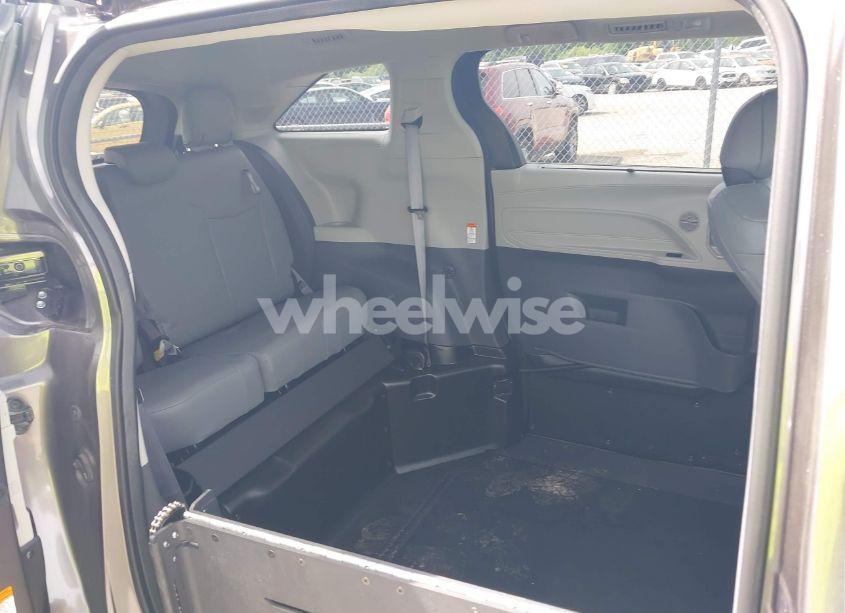 Photo 8 of 2024 Toyota Sienna XLE (VIN 5TDJRKEC0RS180714)