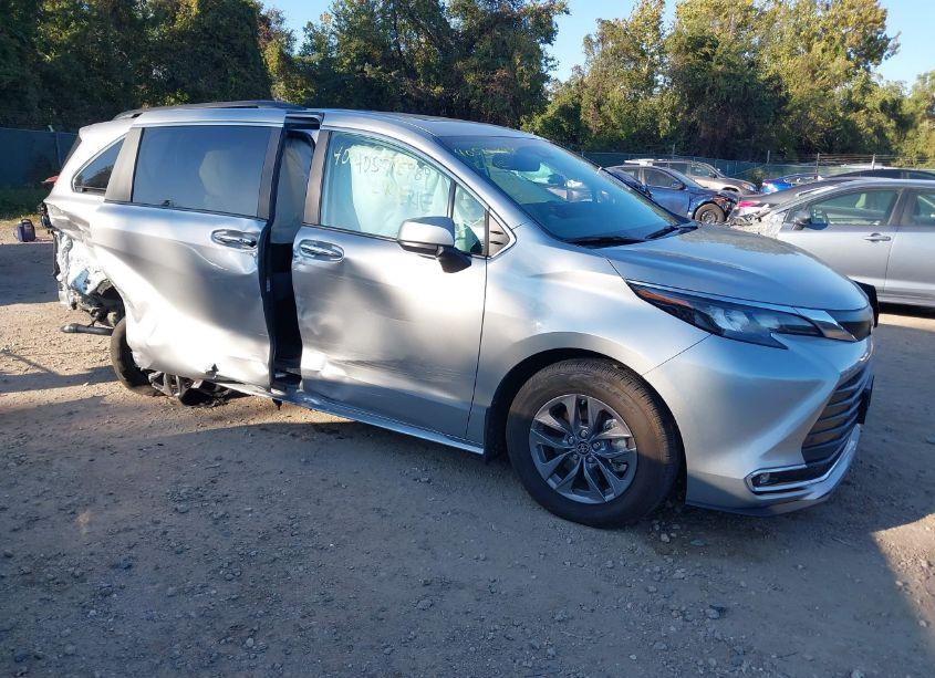 2024 Toyota Sienna XLE (VIN 5TDJRKEC0RS185850) main photo