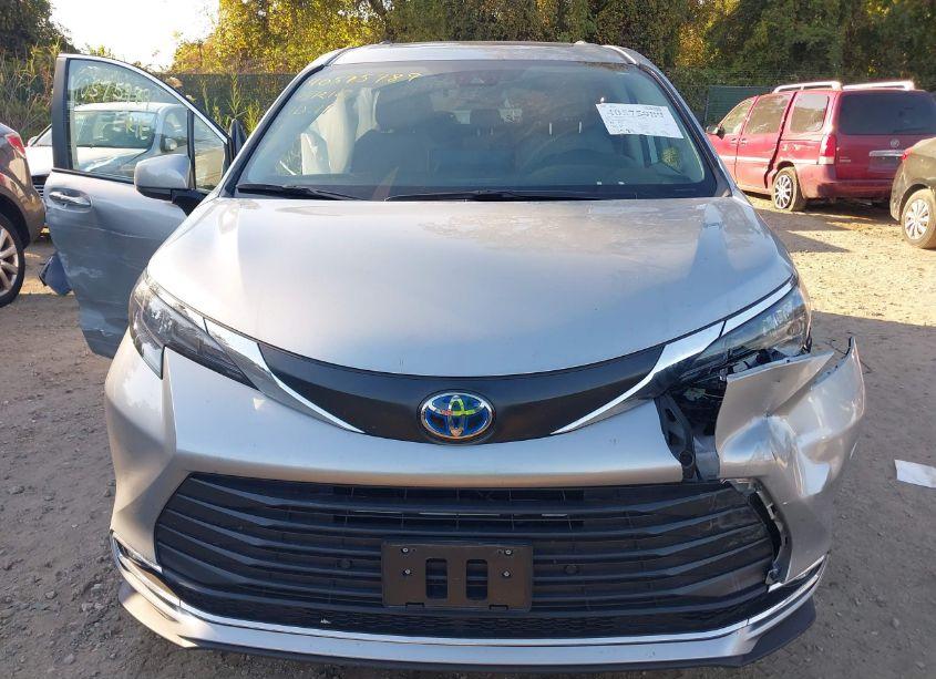 Photo 13 of 2024 Toyota Sienna XLE (VIN 5TDJRKEC0RS185850)