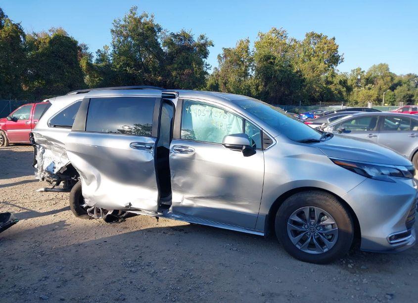 Photo 14 of 2024 Toyota Sienna XLE (VIN 5TDJRKEC0RS185850)