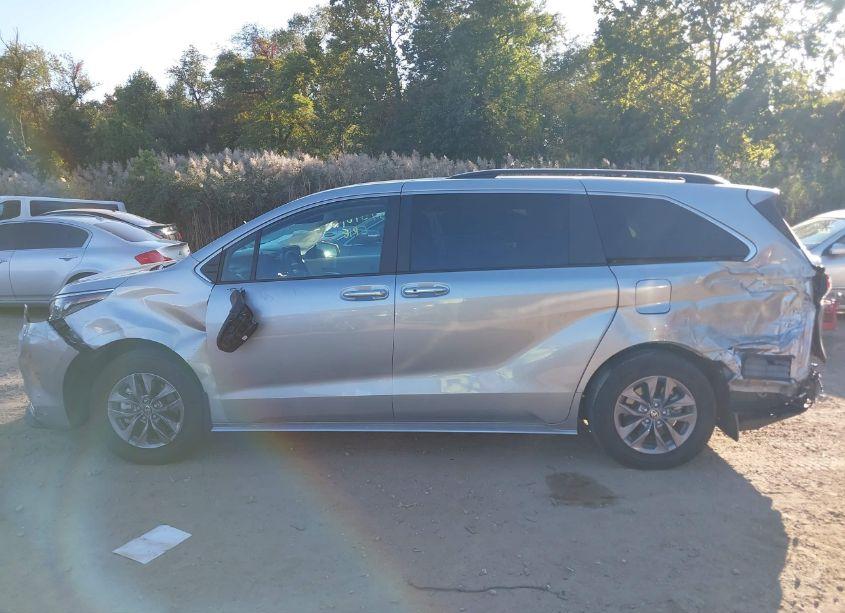 Photo 15 of 2024 Toyota Sienna XLE (VIN 5TDJRKEC0RS185850)