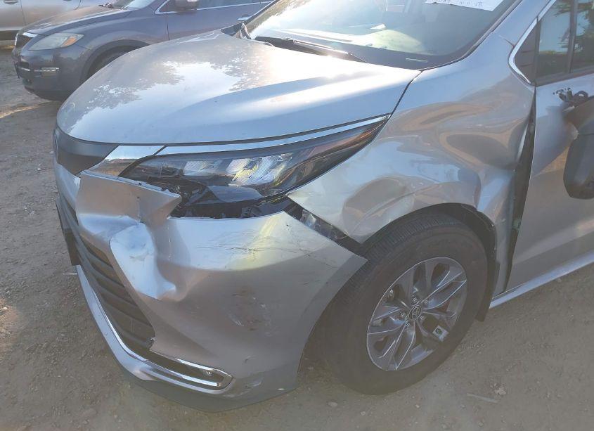 Photo 18 of 2024 Toyota Sienna XLE (VIN 5TDJRKEC0RS185850)