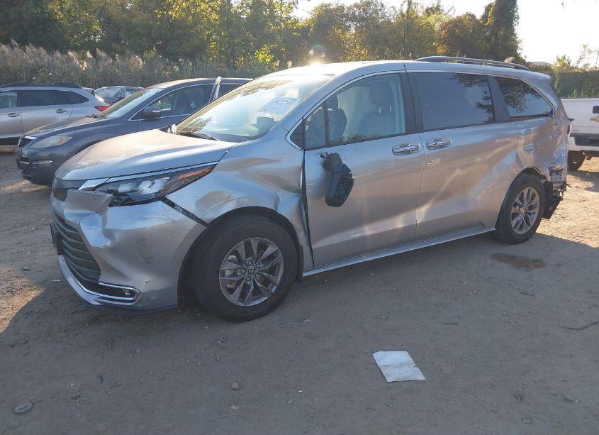 Photo 2 of 2024 Toyota Sienna XLE (VIN 5TDJRKEC0RS185850)