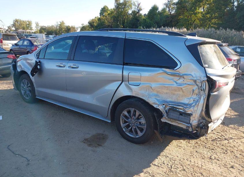 Photo 3 of 2024 Toyota Sienna XLE (VIN 5TDJRKEC0RS185850)