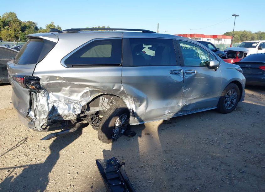 Photo 4 of 2024 Toyota Sienna XLE (VIN 5TDJRKEC0RS185850)