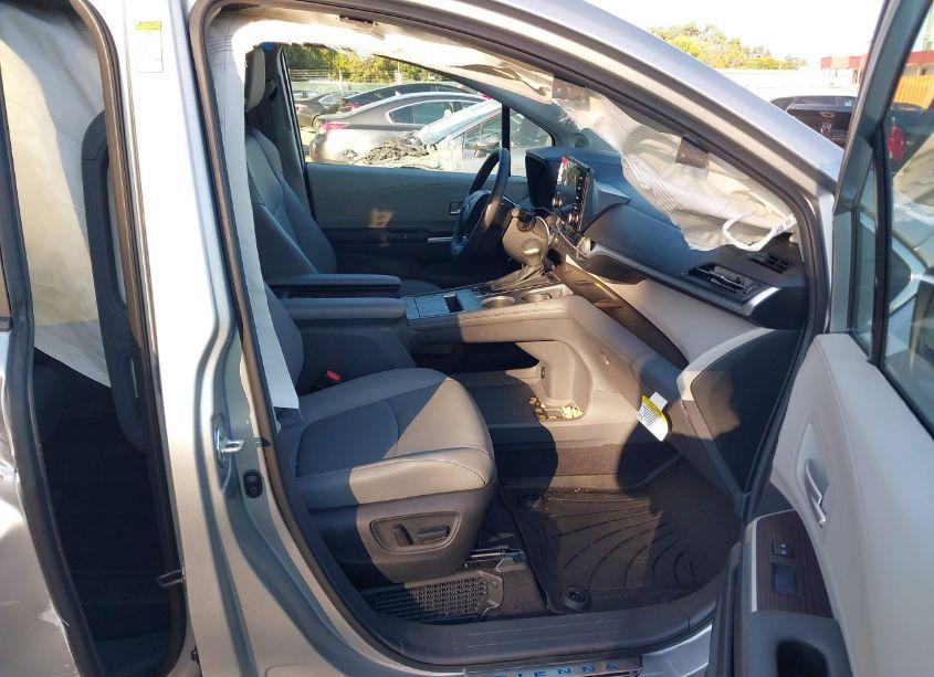 Photo 5 of 2024 Toyota Sienna XLE (VIN 5TDJRKEC0RS185850)