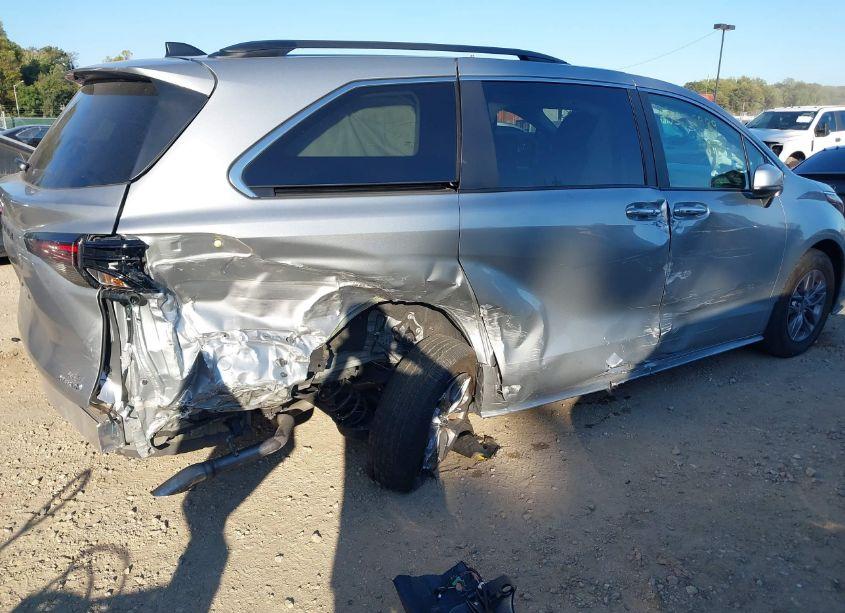 Photo 6 of 2024 Toyota Sienna XLE (VIN 5TDJRKEC0RS185850)