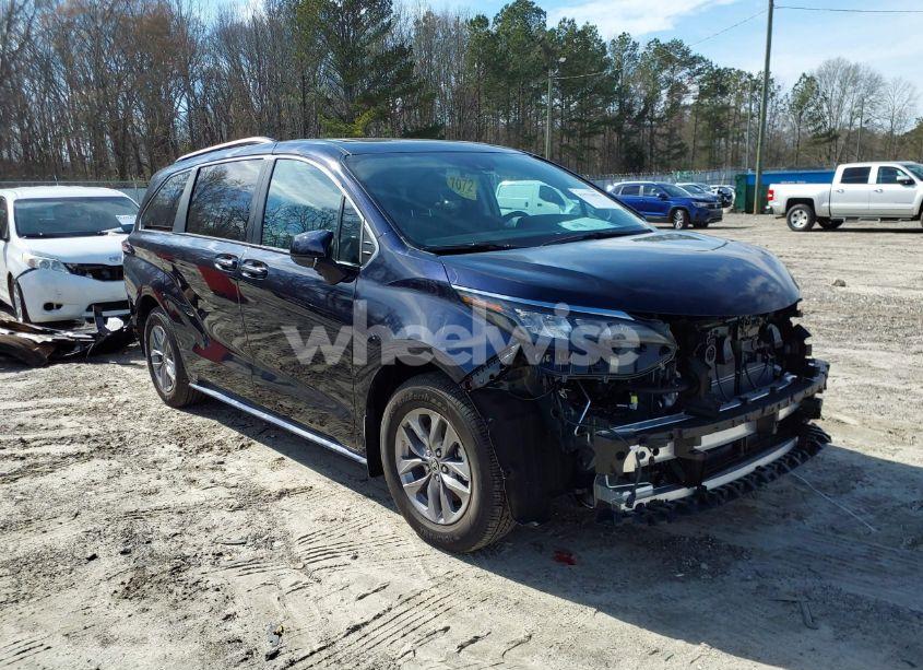 2024 Toyota Sienna XLE (VIN 5TDJRKEC0RS220788) main photo