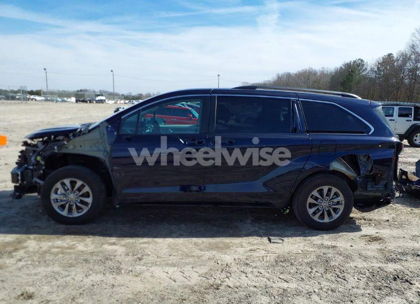 Photo 15 of 2024 Toyota Sienna XLE (VIN 5TDJRKEC0RS220788)