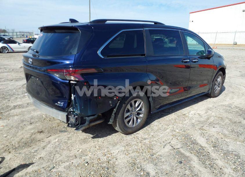 Photo 4 of 2024 Toyota Sienna XLE (VIN 5TDJRKEC0RS220788)