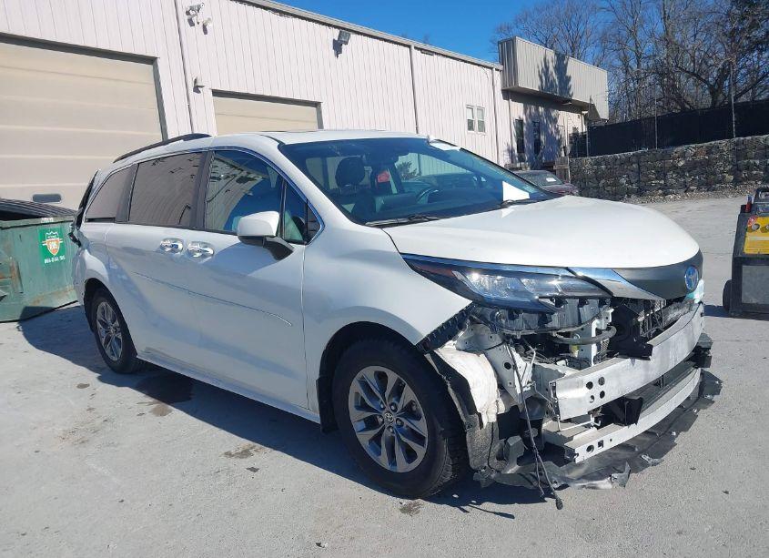 2021 Toyota Sienna XLE (VIN 5TDJRKEC1MS025680) main photo