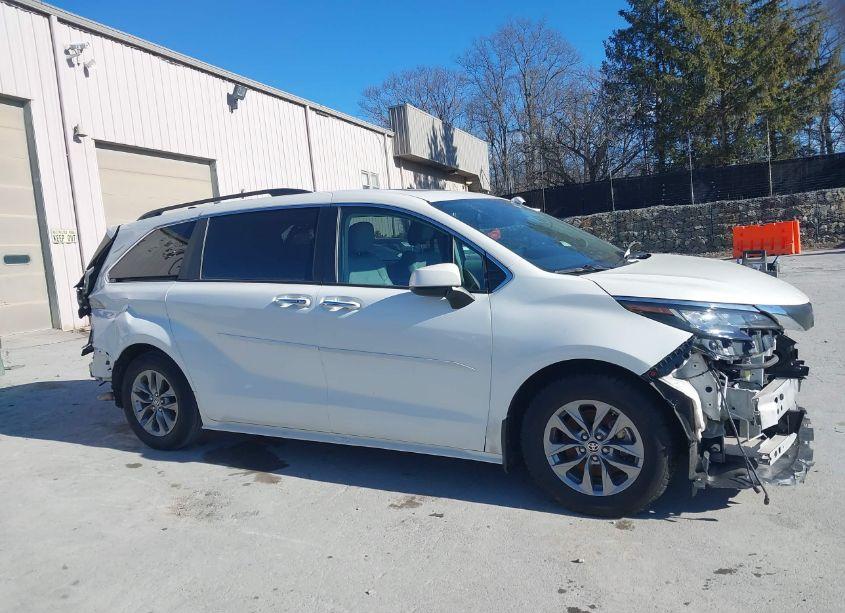 Photo 13 of 2021 Toyota Sienna XLE (VIN 5TDJRKEC1MS025680)