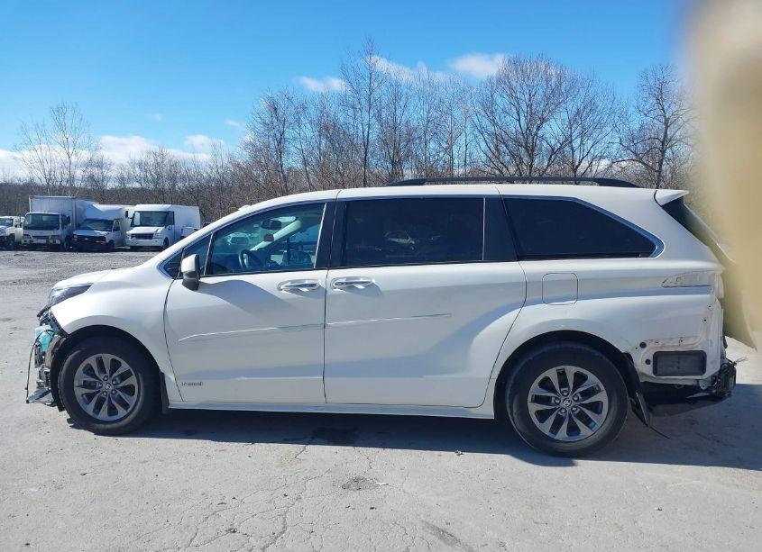 Photo 14 of 2021 Toyota Sienna XLE (VIN 5TDJRKEC1MS025680)