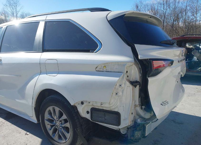 Photo 18 of 2021 Toyota Sienna XLE (VIN 5TDJRKEC1MS025680)