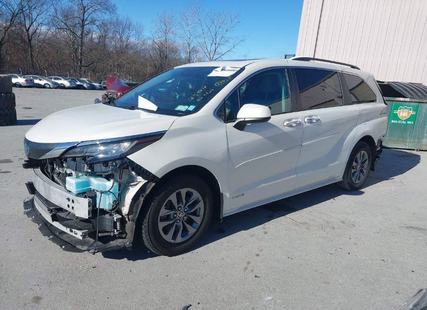 Photo 2 of 2021 Toyota Sienna XLE (VIN 5TDJRKEC1MS025680)