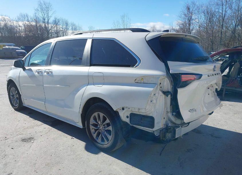 Photo 3 of 2021 Toyota Sienna XLE (VIN 5TDJRKEC1MS025680)