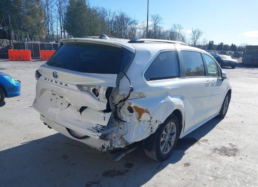 Photo 4 of 2021 Toyota Sienna XLE (VIN 5TDJRKEC1MS025680)